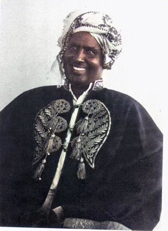 Somali man wearing a cultural robe Somali Traditional Clothing Men, Somali Men Clothing, Somali Culture Traditional Dresses, Somali Culture, Somali Wedding Diracs, Somali People History, Old Somali Pictures, Somali Clothes, Somali Clothing