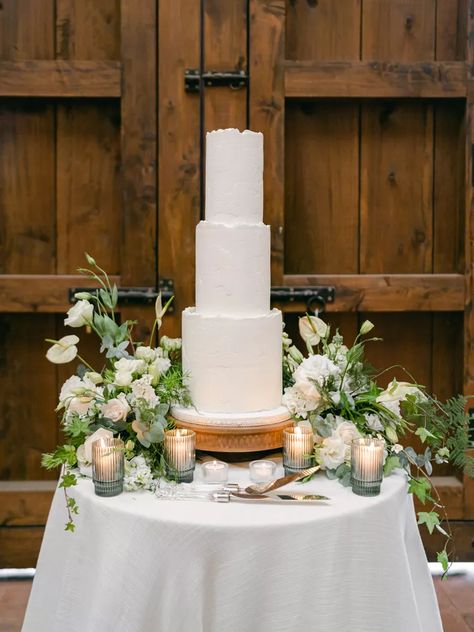 A Guatemala Wedding With a Deconstructed Elegance Aesthetic Wedding Cake Display Table, Elegance Aesthetic, Guatemala Wedding, Cake Display Table, Groom Style Wedding, Wedding Cake Display, Beautiful Wedding Cake, White Weddings, Individual Cakes