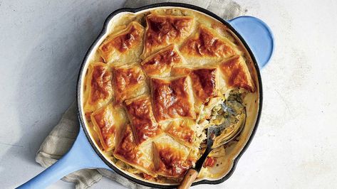 Skillet Chicken Pot Pie with Puff Pastry Pastry Squares, Main Dish Casseroles, Iron Recipes, Savory Pies, Pot Pies, Frozen Puff Pastry, Pan Meals, Southern Food, Spring Vegetables