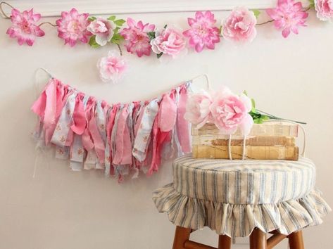 s post, This stunning card stock garland Cookie Jars Display, Diy Garland Ideas, Shabby Chic Garland, Diy Garlands, Garland Tutorial, Jar Display, Garland Ideas, Garland Diy, Flower Bedroom