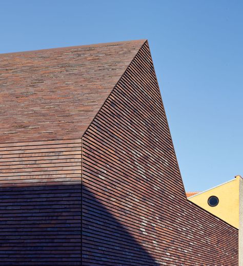 The irregular structure and wealth of colors of the bricks by Petersen Tegl are created by charcoal firing. Photo © Anders Sune Berg l Bricks from top to bottom | Architecture at Stylepark Architecture Software, Architecture Pictures, Brick Roof, Architectural Materials, Brick Detail, Brick Arch, Wood Cladding, Brick Architecture, Timber Cladding