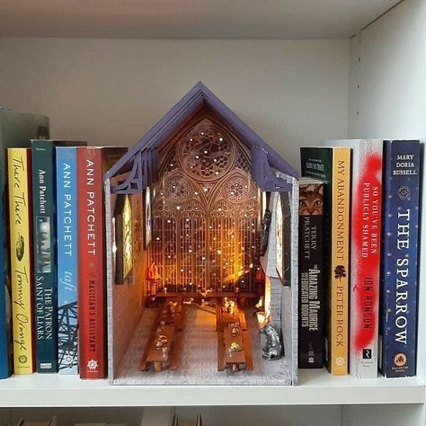 Stile Harry Potter, Glume Harry Potter, Harry Potter Book, Harry Potter Bedroom, Bookshelf Art, Buku Harry Potter, Wizard School, Theme Harry Potter, Harry Potter Decor