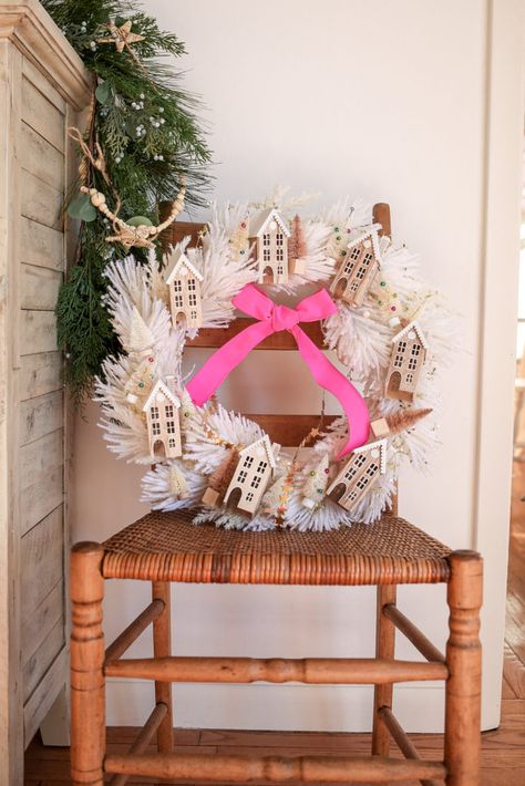 Gingerbread House Wreath, Village Wreath, Diy Gingerbread House, Pampas Grass Wreath, Ginger Bread House Diy, Pink Christmas Wreath, Diy Gingerbread, House Wreath, Christmas Wreath Ideas