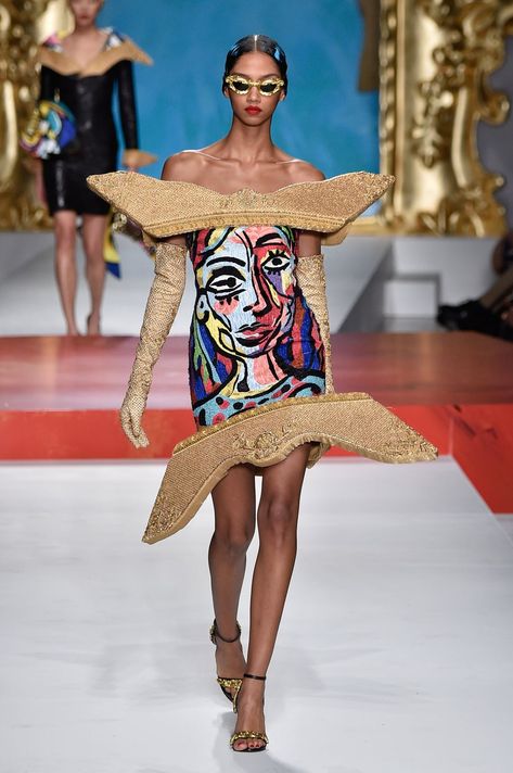 Moschino SS20 takes inspiration from Pablo Picasso | London Evening Standard | Evening Standard Catwalk Photography, Moschino Spring 2020, Cubism Fashion, Moschino 2020, Haute Couture Style, Pop Art Fashion, Milano Fashion Week, Jeremy Scott, 2020 Fashion