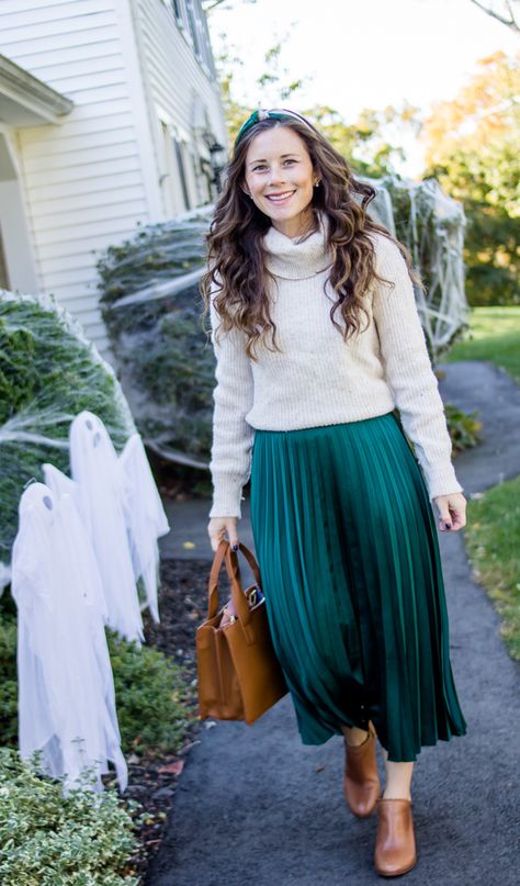 Sweater Tucked Into Skirt, Styling A Maxi Skirt, Style A Pleated Skirt, Accordian Skirt, Booties Outfit Fall, Sweater Skirt Outfit, Silk Pleated Skirt, Skirt Styling, Maxi Skirt Fall