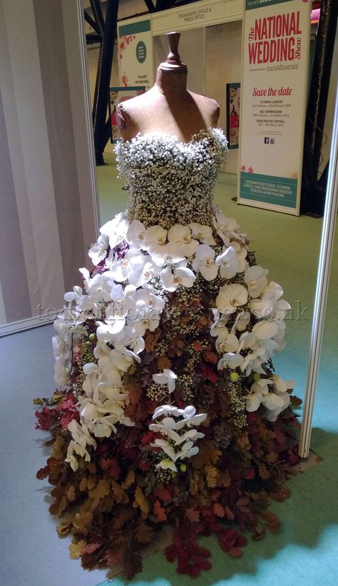 Real Flower Dress, Dress Form Decor, Mannequin Christmas Tree, Fashion Christmas Tree, Recycled Dress, Christmas Tree Dress, Luxury Wedding Cake, Tree Dress, Mannequin Dress