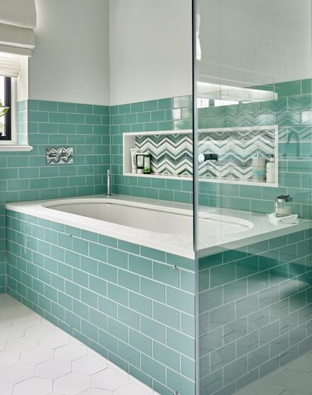 Makeover Kamar Mandi, Louvre Windows, Hannah Brown, Juan Les Pins, Bathroom Paint, Art Deco Bathroom, House Of Turquoise, Deco Bathroom, Bad Inspiration