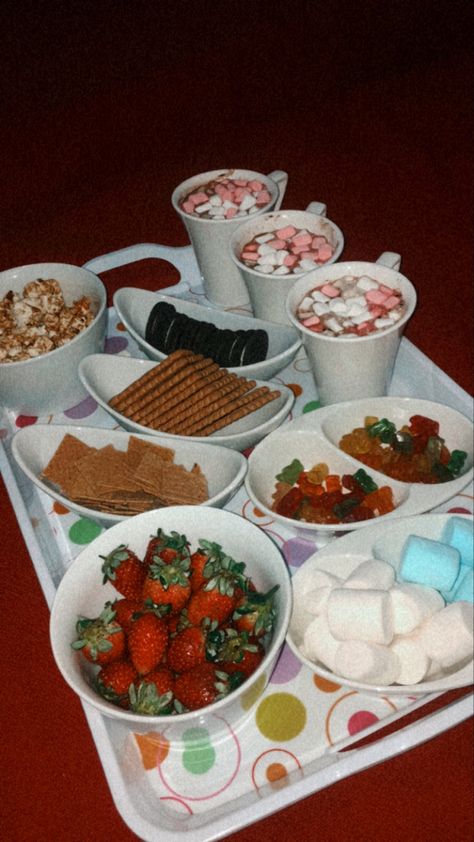 Sleepover Food Ideas Snacks, Movie Night With Bestie, Movie Party Snacks, Sleepover Inspiration, Slumber Party Snacks, Trampoline Sleepover, Bff Sleepover, Sleepover Snacks, Plate Food