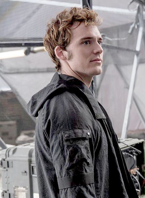 I totally forgot how he died since reading the books, but about 30 seconds before it happened, I REMEMBERED, and I almost started hyperventilating and I had to suffer while I waited for it and I was just sitting there in my sit in terror like "Oh SHIT" Finnick And Annie, Hunger Games Finnick, Mockingjay Part 2, Alexander Ludwig, Finnick Odair, Donald Sutherland, Sam Claflin, Hunger Games 3, Hunger Games Series