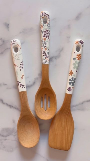 Archer And Olive on Instagram: "Want to really make someone’s day with a homemade gift? We LOVE how @beee_kuhl used the new Spring Acrylographs to decorate these wooden spoons. What are some other things you would love to personalize with the Acrylographs? By @beee_kuhl . [Video description: decorating the handles of wooden spoons with the acrylographs in the spring collection]. . . #stationery #stationeryfinds #bujocommunity #stationerylove #bulletjournalcommunity #springcollection #springcolo Decorating Wooden Spoons, Kitchen Renter Friendly, Wooden Board Painting Ideas, Wooden Spoons Crafts, Wooden Spoon Painting, Wooden Spoon Art, Painted Wooden Spoons, Archer And Olive, Wooden Spoon Crafts