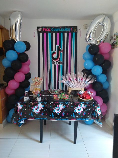 Mesa de dulces y decoración Tik Tok Tiktok Party, Girly Birthday Cakes, Tiktok Influencer, Snow White Birthday, Spa Birthday Parties, 33rd Birthday, Spa Birthday, Birthday Party For Teens