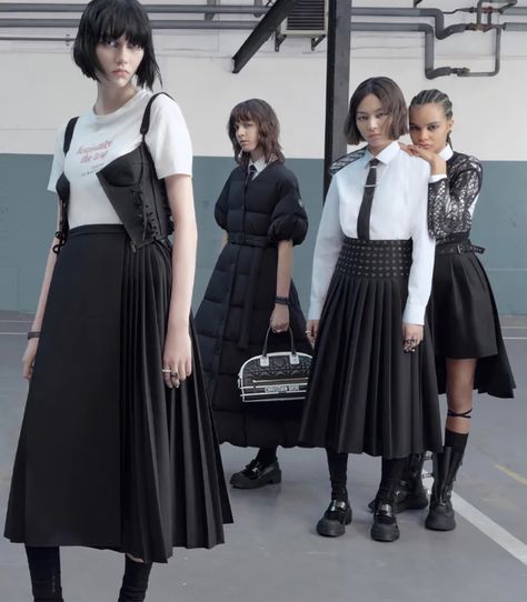 Dior Pre-Fall 2022 Campaign Ad Photos Dior Fall 2022, Christian Dior 2022, Dior 2022, Dior Star, Fashion Model Poses, Dior And I, Fashion Magazine Cover, Fashion Photography Inspiration, Fall 2022