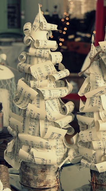 gorgeous simple idea Unusual Christmas Trees, Music Tree, Creative Christmas Crafts, Sheet Music Crafts, Christmas Sheet Music, Music Crafts, Handmade Christmas Tree, God Jul, Vintage Sheet Music