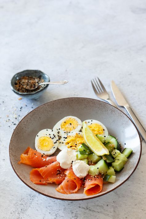 Smoked Salmon Breakfast Bowl, Healthy Smoked Salmon Breakfast, Protein For Breakfast Ideas, Smoked Salmon Breakfast Ideas, Salmon Breakfast Ideas, Savoury Breakfast Ideas, Egg And Salmon, Hardy Breakfast, Eggs And Salmon