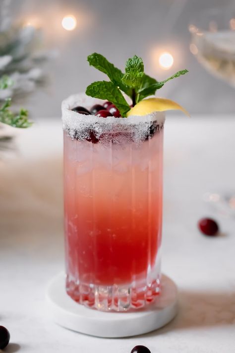 Cranberry Mint Sparkling Lemonade - Fanciful Eats Winter Lemonade, Christmas Lemonade, Cranberry Lemonade, Cozy Winter Recipes, Cranberry Tea, Sparkling Lemonade, Quick Drinks, Mint Simple Syrup, Seasonal Desserts