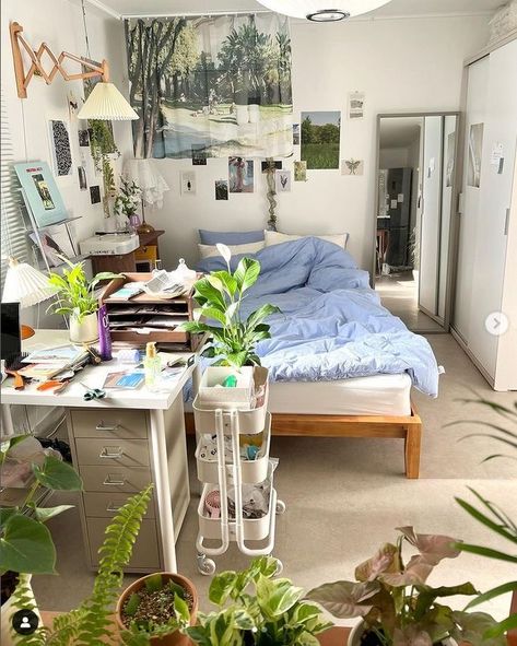 bedroom decor aesthetic plants books boho college green brown Dorm Apartment, Dekorasi Kamar Tidur, Room Deco, Cozy Room Decor, Pretty Room, Dreamy Room, Dream Room Inspiration, Room Makeover Bedroom, Room Makeover Inspiration