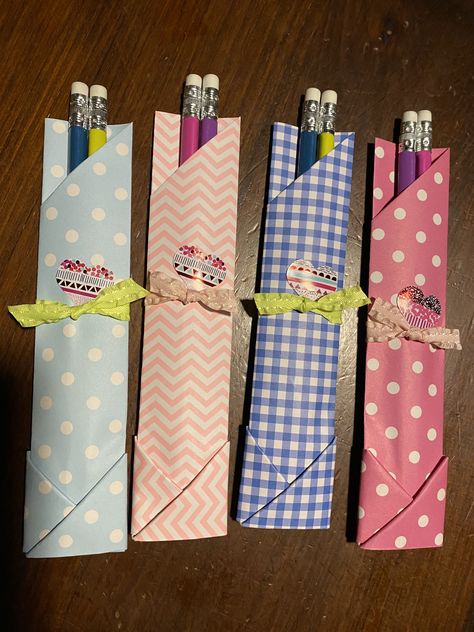 Pen Gift Packing Ideas, Pen Gift Wrapping Ideas, Diy Gift Bags From Wrapping Paper, Pioneer School Gifts, School Kids Crafts, Goodbye Gifts, Gift Bags Diy, Pencil Gift, Bookmark Craft