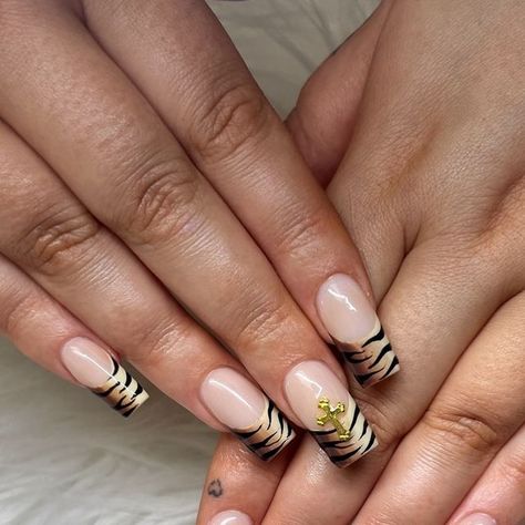 Abby Ng on Instagram: "Fall inspired!! Just some tiger print!! LOVE IT SO MUCH!! 🐅 🐅   #nailswatch #nailspiration #simplenails #crystalnails #gelnails #dopenails #explorepages #nailslovers #nailsgram #manicure_ideas #nails_page #lovemynails #torontonails #nailsbyme #nails2inspire #torontonailtech #auroranailtech #newmarketnailtech  #nails2024 #fallnails #nails #elegantnails #nailsforfall #autumn #autumnvibes🍁" Tiger Print Nails, Tiger Stripe Nails, Tiger Nails, Print Nails, Blue Nail Designs, Manicure Ideas, Ideas Nails, Crystal Nails, Elegant Nails