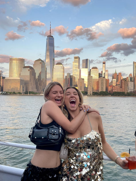 nyc skyline, friends, New York, skyline, outfit inspo, nightime, city, new york city, nyc, city aesthetic, birthday, boat Nyc Birthday Photoshoot, Nyc With Friends, New York Friends Aesthetic, Nyc Night Out, Skyline Outfit, Nyc Girls Trip, Nyc City Aesthetic, Birthday In Nyc, New York Birthday