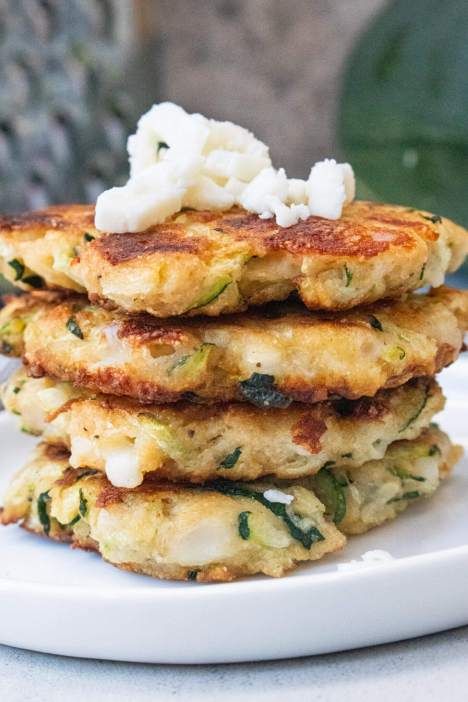 zucchini fritters with mozzarella cheese on top Fall Recipes Sides, Cheesy Zucchini, Recipes Fall, Zucchini Fritters, Healthy Side, Summer Dinner, Healthy Side Dishes, Perfect Side Dish, Vegetarian Cheese