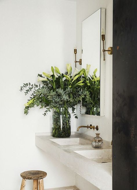 modern bathroom inspiration #modernbathroom #bathroominspo Minimal Bathroom, Bad Inspiration, Bathroom Goals, Bathroom Counter, Cheap Decor, A Mirror, Beautiful Bathrooms, White Bathroom, Bathroom Styling