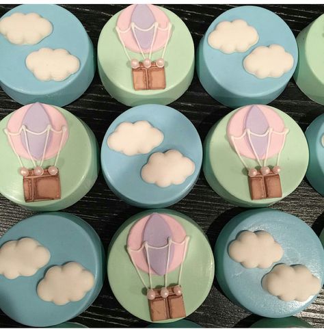 Hot Air Balloon Treats, Hot Air Balloon Cake Pops, Hot Air Ballon Party, Decorated Oreos, Hot Air Balloon Cookies, French Baby Shower, Oreo Treats, Hot Air Balloon Cake, Balloon Cookies