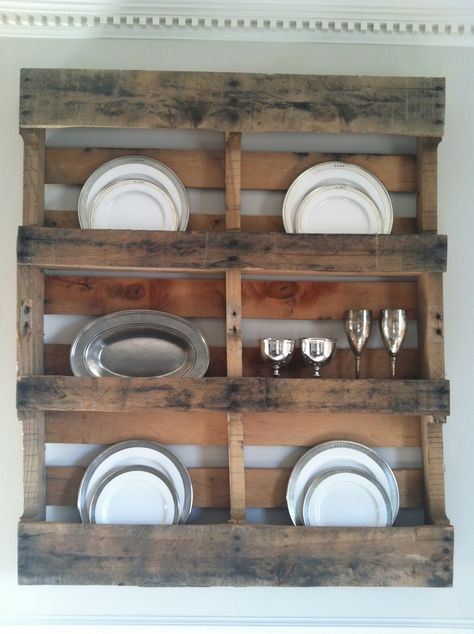 pallet board plate shelf | Pallet plate rack with match convivio | Crafts Shelf Pallet, Wooden Plate Rack, Plate Shelf, Cubby Shelves, Plate Shelves, Dining Room Remodel, Pallet Boards, Plate Rack, Diy Office