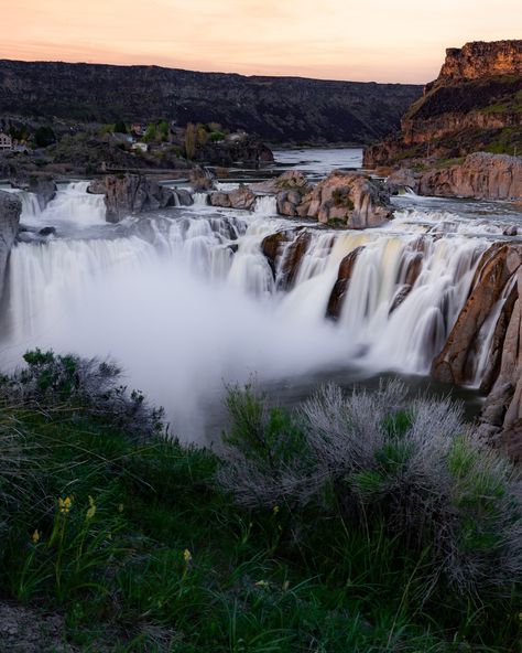 Sunset views of Shoshone Falls. ✨ Now is your last chance to see the Idaho waterfall flowing! After this month, the falls will be off until next spring run off melts. Visiting Shoshone Falls Park: 📍 Twin Falls, Idaho ☀️ $5 Entry 🗺️ Any car can get down here, but if you have a massive RV you may want to find a ride. The grade is narrow. Please drive slow! 🥾 Parking is next to the waterfall, then you can hike all around from here! (Viewpoint is wheelchair friendly) 🚮 ALWAYS throw your t... Shoshone Falls, Twin Falls Idaho, Wheelchair Friendly, Autumn Park, Twin Falls, Sunset Views, Last Chance, Wheelchair, Aspen