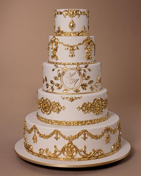 Royal Themed Wedding, Wedding Cake Elegant Gold, Victorian Wedding Cakes, Luxury Wedding Cake Design, Gold And White Cake, White And Gold Wedding Cake, Quince Cakes, Quince Cake, Era Victoria