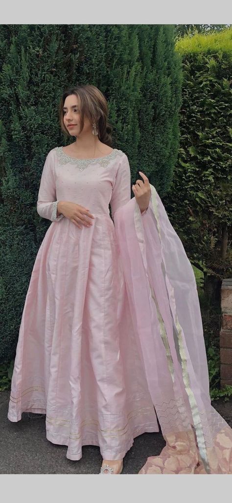 Poses In Eastern Dresses, Farewell Party Dress Ideas Pakistani, Eastern Outfit Ideas, Simple Eid Outfit Ideas Pakistani, Pakistani Gowns Simple, Simple Anarkali Designs, Desi Eid Outfits, Simple Pakistani Dresses Casual Design, Eid Dress Designs Ideas