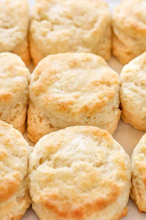 These Easy Buttermilk Biscuits are incredibly soft, tall, flaky, and buttery. Serve these with some jam, gravy, or your topping of choice for an easy and delicious breakfast! Buttermilk Biscuits Easy, Best Homemade Biscuits, Baking Biscuits, Easy Homemade Biscuits, Buttermilk Biscuit, Homemade Biscuits Recipe, Easy Biscuit Recipe, Homemade Buttermilk Biscuits, Butter Biscuits