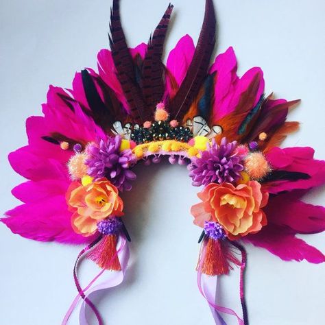 Carnival Headdress, Headpiece Flower, Feather Crown, Feather Headpiece, Hallowen Costume, Boho Inspiration, Feather Headdress, Carnival Themes, Alice Band