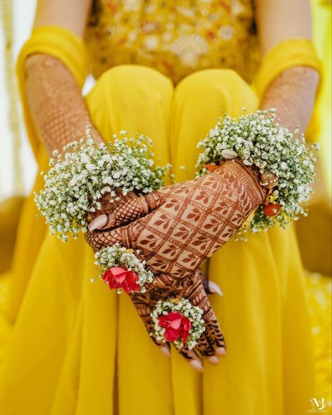 Haldi Photography Ideas, Haldi Look For Bride, Indian Romance, Decoration Haldi, Mehendi Jewellery, Haldi Poses For Bride, Haldi Outfit For Bride, Jewellery For Haldi, Mehendi Lehenga