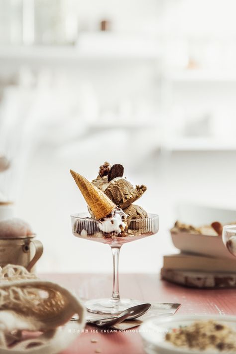 Ice Cream Presentation, Menu Presentation, Ice Cream Photography, Butter Pecan Ice Cream, Desserts In A Glass, Dessert Photography, Ice Cream Photos, Cold Desserts, Chocolate Shop