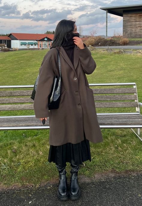 Masked Aesthetic, Aesthetic Fashion Women, Long Skirt Outfits Aesthetic, Skirt Outfits Aesthetic, Brown Outfits, Long Skirt Outfits, Winter Skirt Outfit, Leather Skirts, Everyday Fashion Outfits