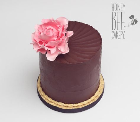 Elegantly simple Peonys by The Honeybee Cakery Birthday Cake Elegant, Pastel Chocolate, Best Birthday Cake, Cake Elegant, Truffle Cake, 25 Anniversary, Chocolate Cake Designs, Fondant Cake Designs, Chocolate Roses