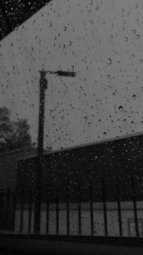 #raining #rain #aesthetic #wallpaper Rain Lockscreen, Rain Aesthetic Wallpaper, Romantic Rain, Dark Rain, Rainy Photos, Cozy Rainy Day, Rain Aesthetic, Rainy Day Aesthetic, Rain Wallpapers