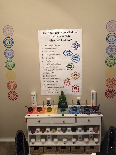 Chakras Room Decor, Healing Rooms Reiki Decor, Reiki Room Set Up, Energy Healing Room Decor, Reiki Vendor Booth, Zen House Decor, Chakra Room Decor, Spiritual Room Aesthetic, Reiki Space