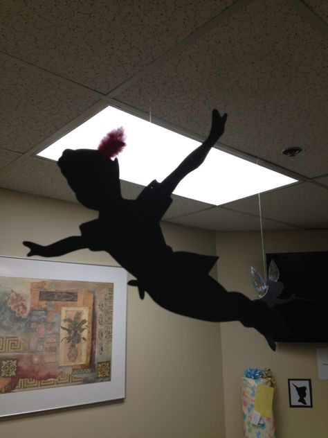 Peter Pan shadow cutout Peter Pan School Decorations, Peter Pan Halloween Decorations, Disney Photo Backdrop, Peter Pan Decorations, Peter Pan Crafts, Disney Ball, Peter Pan Play, Peter Pan Halloween, Peter Pan Decor