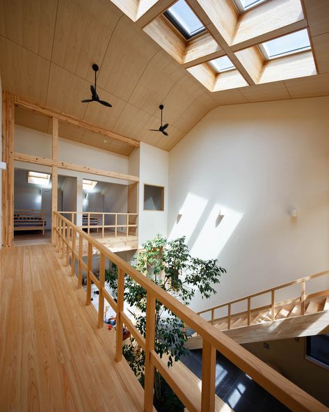 A Family House in Kyoto with a Tree Growing in the Middle - Design Milk Glass Door Bathroom, Double Height Living Room, Tatami Room, Indoor Tree, Architect House, Traditional Interior, Japanese House, Design Milk, Family Living