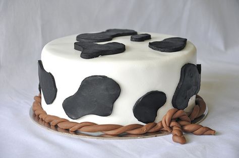 Cow Print Cake, Cow Print Cakes, Cow Birthday Cake, Cow Cakes, Small Cow, Cow Birthday, Animal Cakes, Cowboy Birthday, Pretty Birthday Cakes