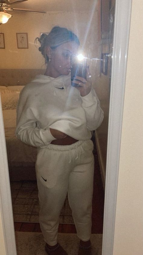 White Nike Set, White Nike Tracksuit, Matching Nike Outfits Couples, Nike Sweatsuit Outfits Women, Nike Sweatsuit Outfits, White Nike Outfit, Sweatsuit Outfits Women, White Nike Sweatpants, Nike Sweats Outfit