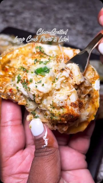 Seafood Network🦞🦐🦀🦑🐙🍤 on Instagram: "Char-Grilled Lump Crabmeat & Lobster Stuffed Oysters 🔥  @theofficialbosschef   if oysters are your favorite, then you’re in the right place.    Step out that comfort zone and make some of these unforgettable Oysters 🦪 *chef kiss* 💋   Grocery List ✨ Fresh Oysters  Lump Crab Meat Or Lobster Claw Meat Lemons  Minced Garlic Spinach  Parsley  Old Bay Seasoning Crushed Red Pepper Flakes Kerrygold Butter  Parmesan Cheese  Heavy Whipping Cream (optional but highly recommended)" Stuffed Oysters, Lump Crab Meat Recipes, Grilled Crab, Lump Crab Meat, Smoked Oysters, Kerrygold Butter, Chef Kiss, Grilled Oysters, Crab Meat Recipes