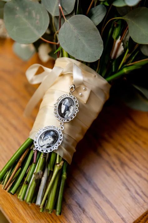 Gold Wedding Bouquets, Simple Beach Wedding Ideas, Wedding Bouquet Photo Charm, Spring Wedding Outfit, Lace Bouquet, Bridal Bouquet Charms, Wedding Bouquet Charms, Simple Beach Wedding, Summer Wedding Guest Dress