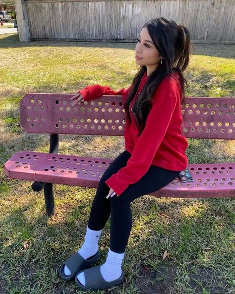 Latina Cold Outfits, Outfit Ideas For The Park, Fair Outfit Ideas Spring, Outfits Around The House, Latinas Outfits Winter, Fits To Meet His Parents, Lazy Latina Outfit, Outfits For Black Leggings, Plain Outfits For School