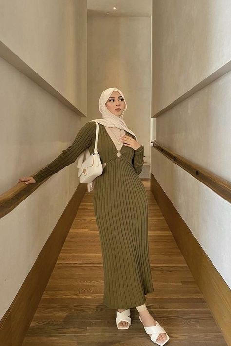 Long Dress Outfit, Knitted Long Dress, Modest Outfits Muslim, Modest Summer Fashion, Stile Hijab, Modesty Outfits, Mode Turban, Cute Modest Outfits, Muslim Outfits Casual