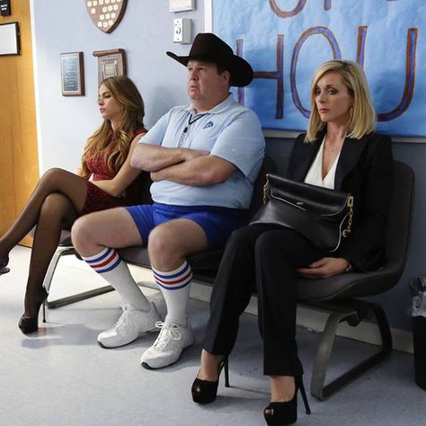 Modern Family Cameron Tucker, Gloria Pritchett, Claire Dunphy, Eric Stonestreet, Modern Family Funny, Julie Bowen, Family Doctors, Family Funny, Tv Show Quotes