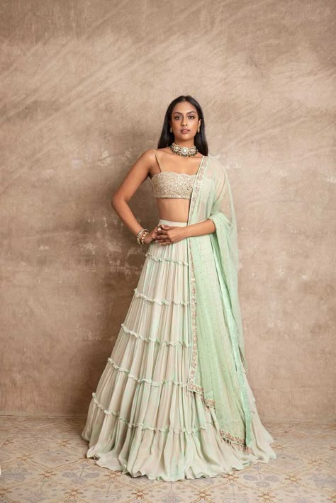 Kerala Engagement Dress, Plain Lehenga, Indian Dress Up, Hand Embroidered Blouse, Indian Wedding Gowns, Indian Outfits Lehenga, Indian Wedding Outfit, Lehenga Designs Simple, Lehnga Dress