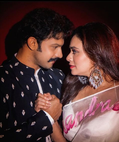 The Chandramukhi | Prasad Oak | Planet Marathi Adinath Kothare, Radha Jewellery, Marathi Couple, Amruta Khanvilkar, Love Couple Images, Couples Images, Couple Images, Cute Love Couple Images, Cute Love Couple