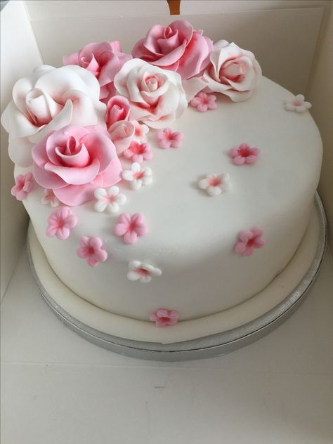 Birthday Cake Marzipan, Cake With Fondant Roses, Marzipan Birthday Cake, Rose Themed Birthday Cake, Fondant Rose Cake Design, Birthday Cake With Fondant Flowers, Rose Cake Ideas, White Cake With Pink Flowers, Birthday Cake With Roses